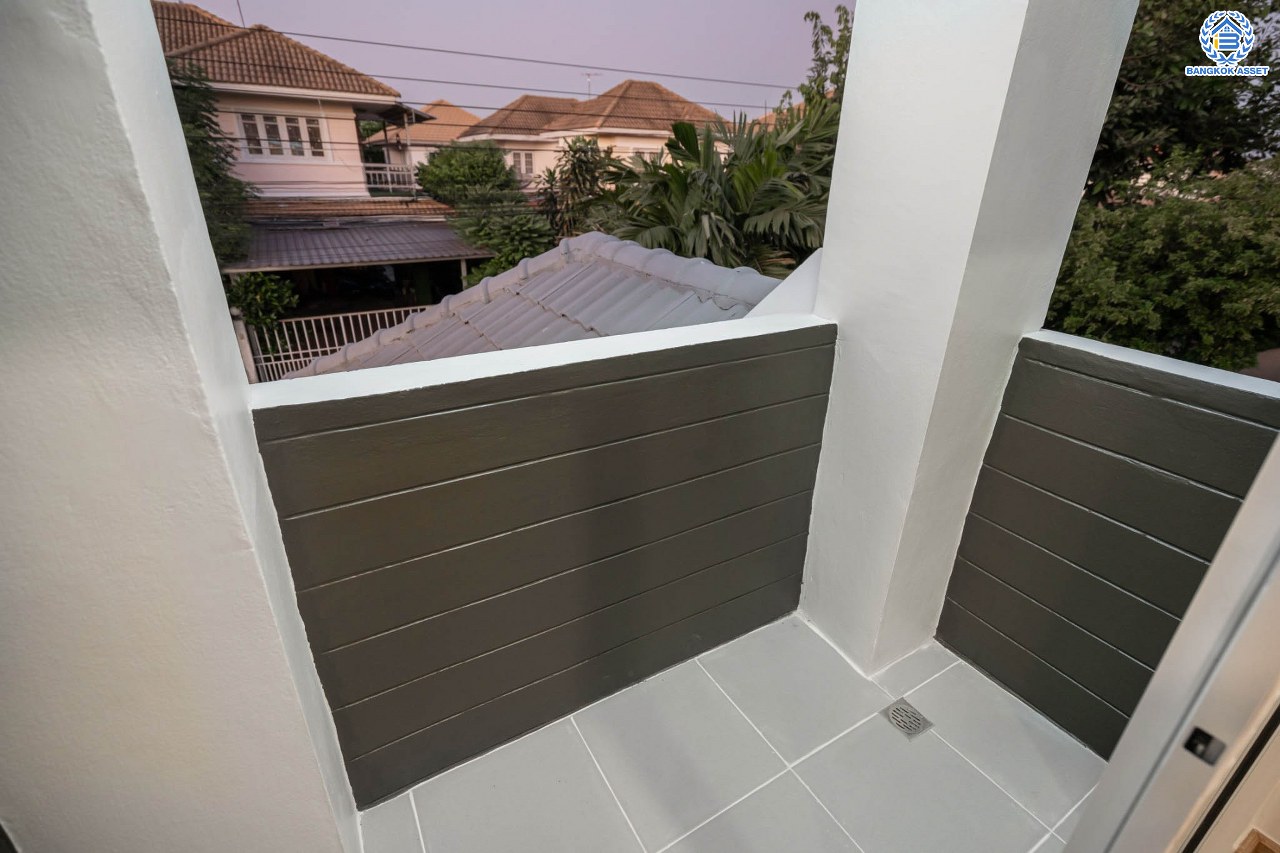 บ้านมือสองตกแต่งใหม่ โครงการ เศรณีลากูน วัดลาดปลาดุก บ้านเดี่ยวหลังมุม ตอบโจทย์ทุกการใช้ชีวิต บนเนื้อที่ 64.9 ตร.ว. พื้นที่ใช้สอยกว่า 186 ตร.ม. ฟังก์ชัน 3 ห้องนอน 3 ห้องน้ำ จอดรถได้ 2 คัน ทำเลเดินทางง่าย สะดวกสบายใกล้ถนนใหญ่ รถไฟฟ้าสายสีม่วง "สถานีคลองบางไผ่" แลจุดขึ้นทางด่วน "กาญจนาภิเษก"